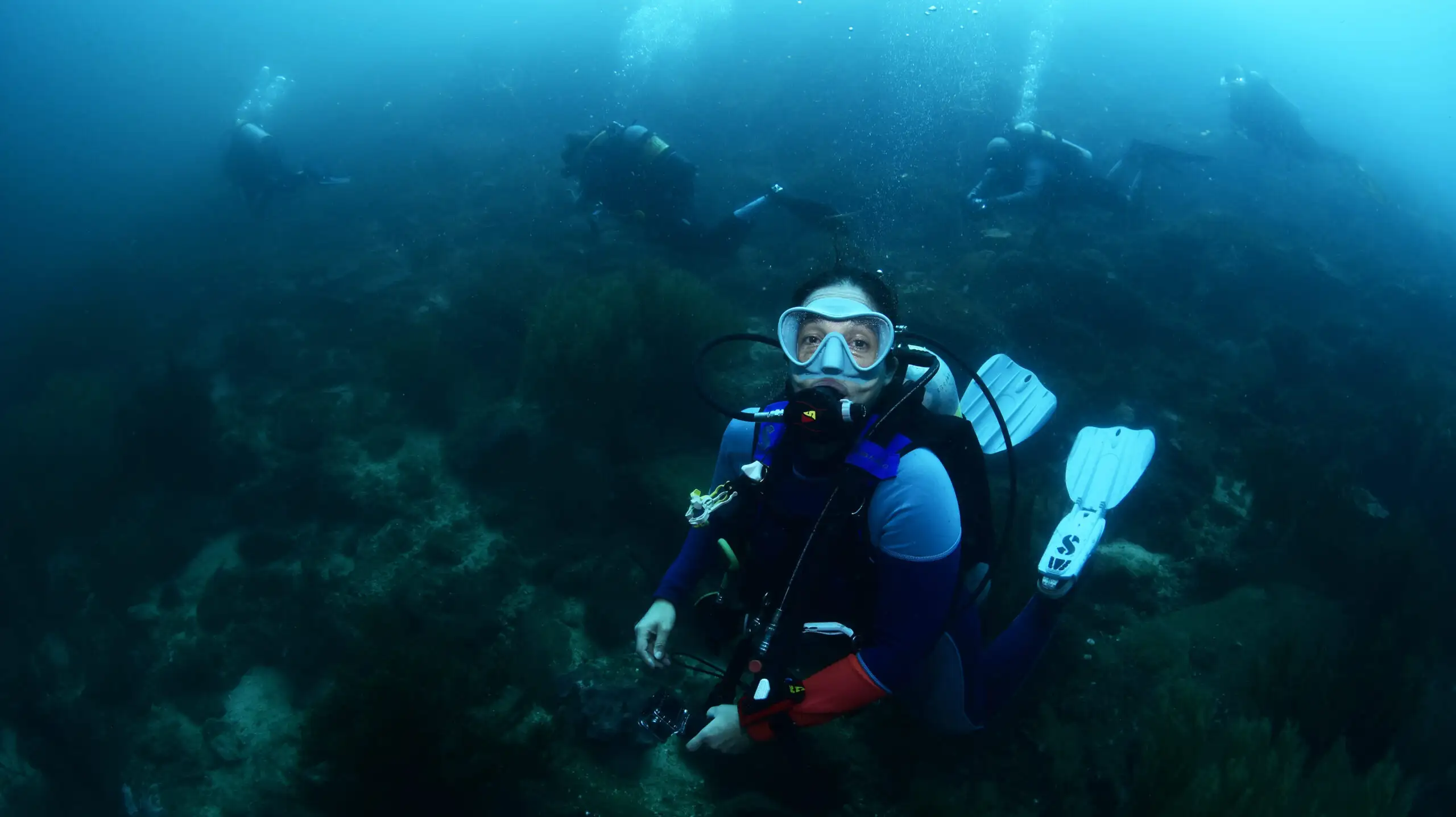Buzo explorando arrecife